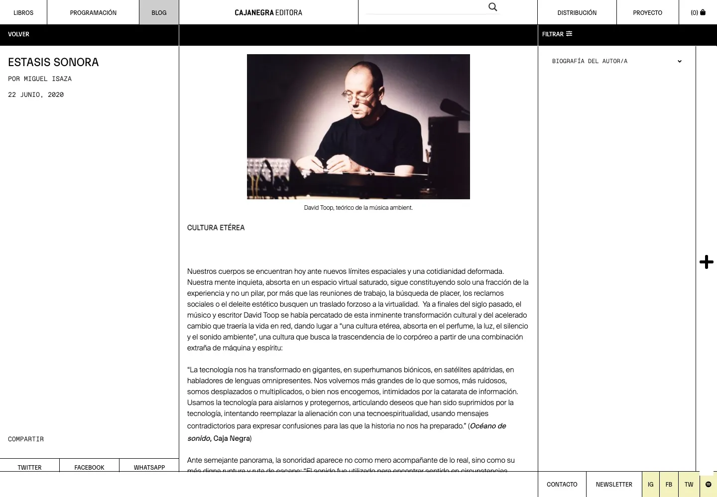 Página del blog de Caja Negra sobre Estasis sonora, del 22 de junio de 2020, con una fotografía de David Toop ante una mesa de instrumentos.