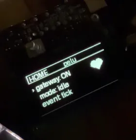 Pantalla OLED pequeña que muestra gateway on y mode idle