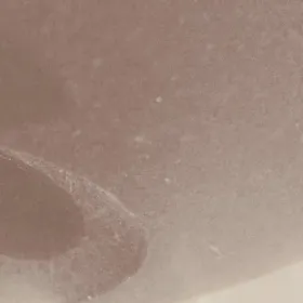Cubierta de Levedad: una sombra curvada en una superficie gris cálida