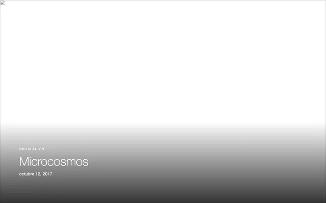 El título Microcosmos en un gradiente gris pálido, del sitio web de Éter Lab
