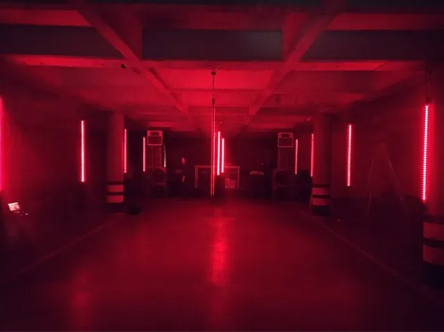 Quedan unas horas para el futuro: una sala vacía iluminada en rojo