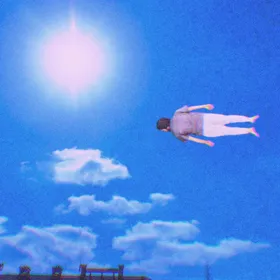 Cubierta de repitis: una figura flotando en un cielo azul brillante sobre las nubes