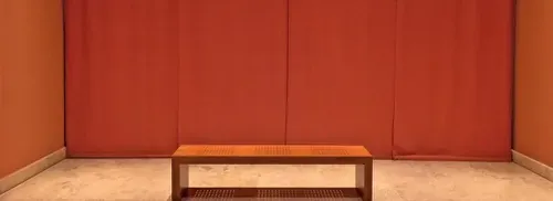 Subscendencia en Sound Corner: una pared naranja sobre un banco
